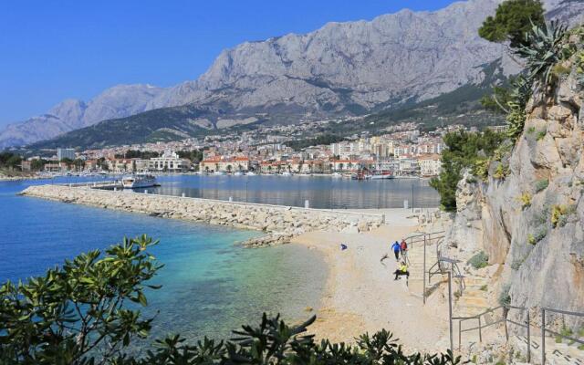 Apartments with WiFi Makarska - 19038