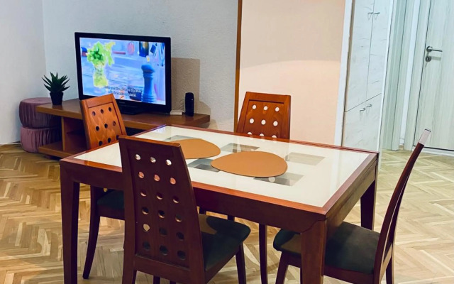 Regina's 2bedroom Near Square