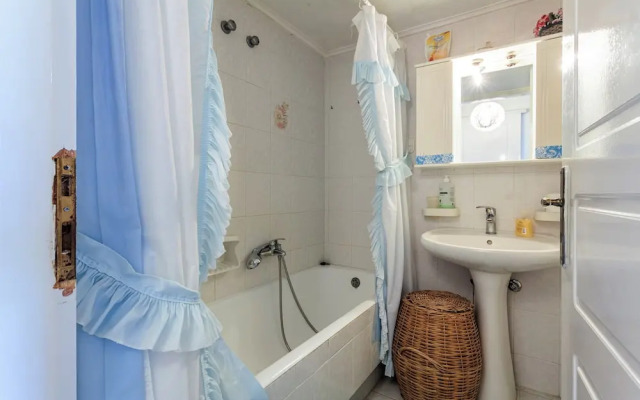 Bright Comfy Flat near Beach & City Center