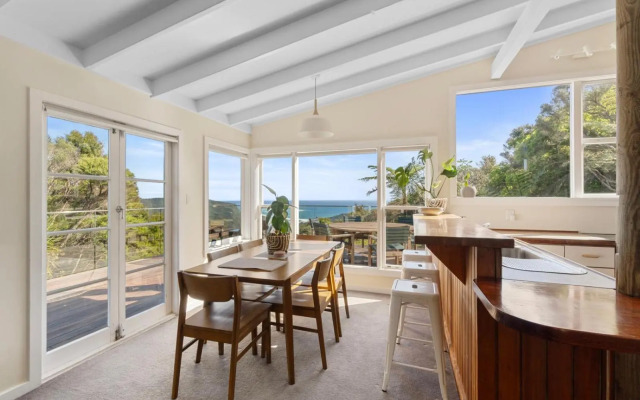 Piha - City Escape, Piha Holiday Home