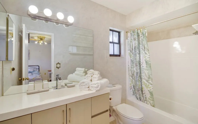 Family-friendly Home on Lake Tulane: Great Views!