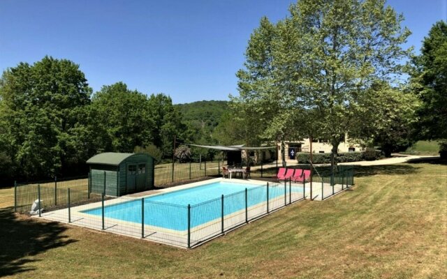 Spacious Villa In Puy Leveque With Swimming Pool