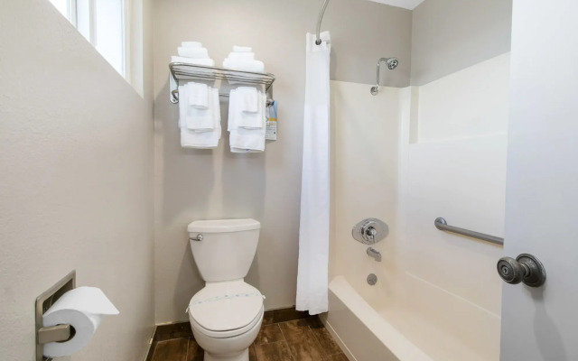 BaySide Inn & Suites Eureka