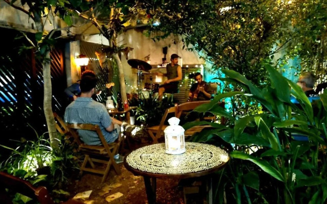 Hobi Hostel Bar & Lounge