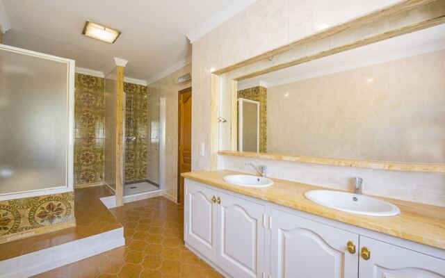 Villa - 6 Bedrooms with Pool and WiFi - 105023