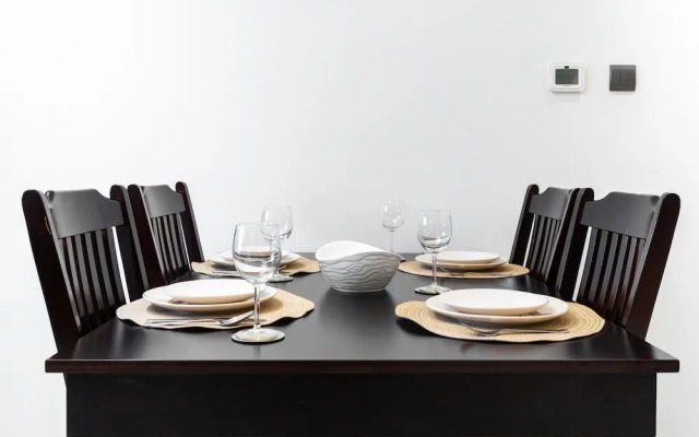 Whitesage - Elegant Apartment With Balcony in Downtown