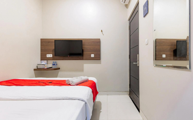 RedDoorz near Taman Palem – Guest Rooms – Jakarta