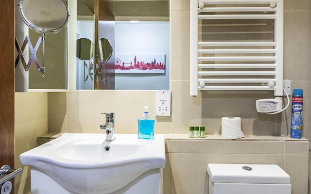 Incredible Light Filled Studio Apartment + Free Parking Sleeps 4