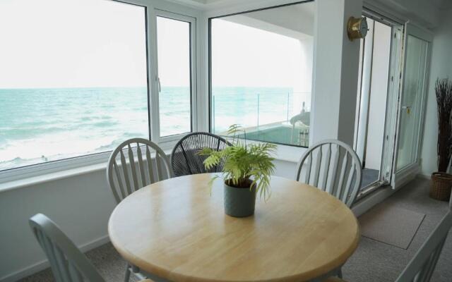 Tides - Beach Front Apartment in Bracklesham Bay