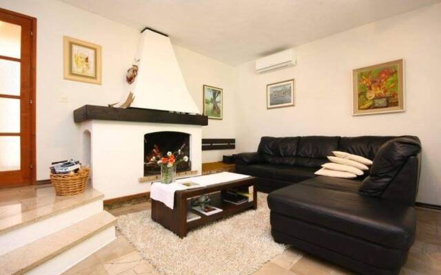 Captivating 3-bedroom Villa in Kanica