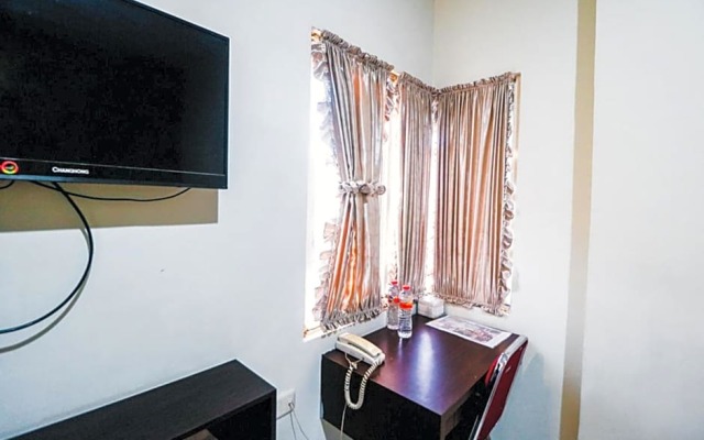 RedDoorz Plus At Lucky Inn Hotel Panakkukang