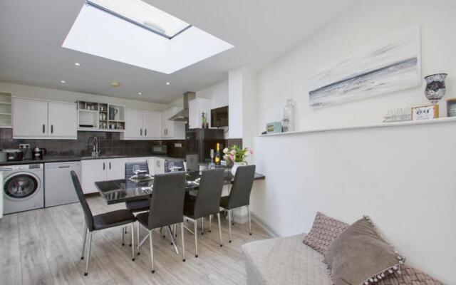 Fantastic 1BD Hideaway, 2 Minutes to the Sea