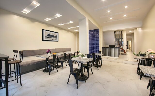 Queen Cafe Hotel & Pub