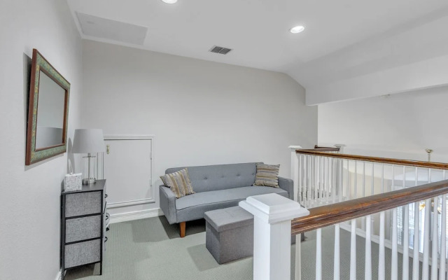 Spacious Urban Uptown Retreat 3 Bedroom Townhouse