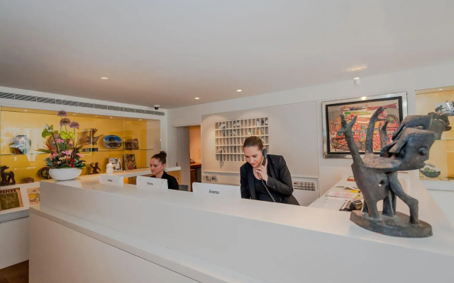 Ambassade Hotel