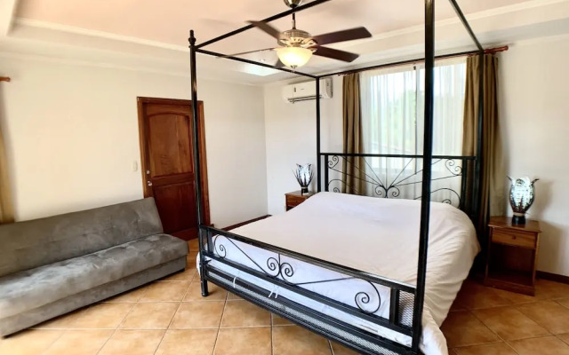 Villa Arenas: Private Pool & Easy Beach Access in Jaco by RedAwning