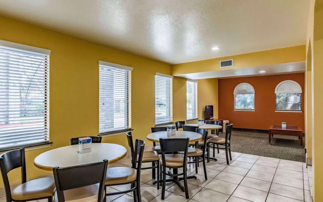 Econo Lodge Near Lackland Air Force Base-SeaWorld
