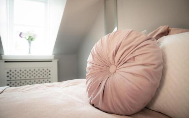3 Private bedrooms attached to hosts home Free parking