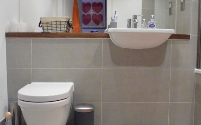 1 Bedroom Modern Flat in Central London