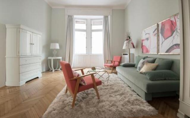 Jet Setter Opera Apartment