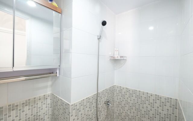 Cozy and Homey Green Pramuka City Apartment