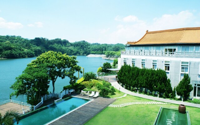 Young Lake Resort