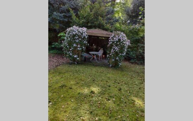 Vrijstaande rietgedekte villa nabij uitvalswegen