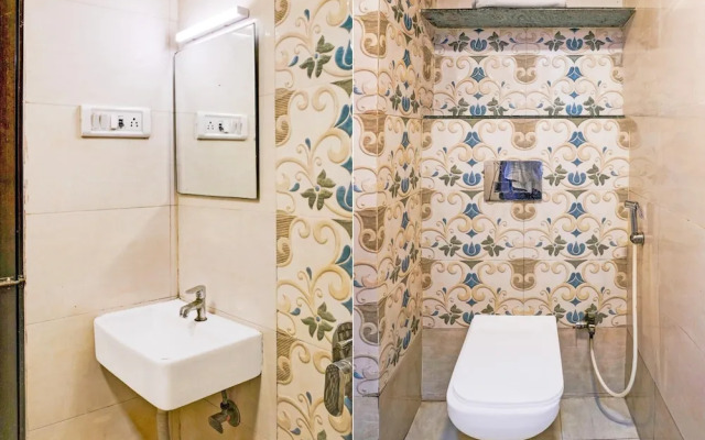 Cozy Deluxe Room Near Juhu Beach Mumbai