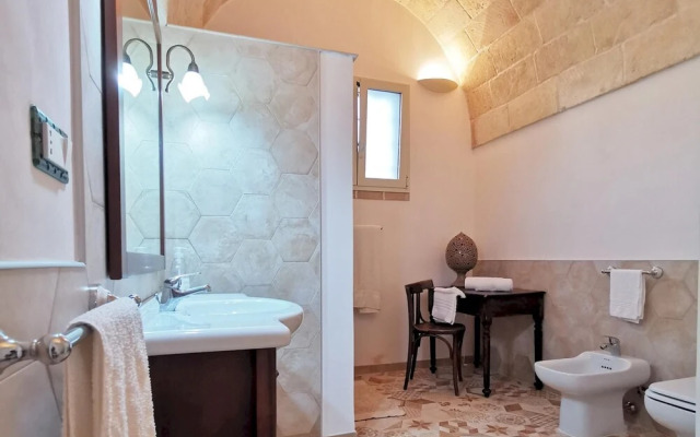 Antico trullo ristrutturato con piscina e giardino
