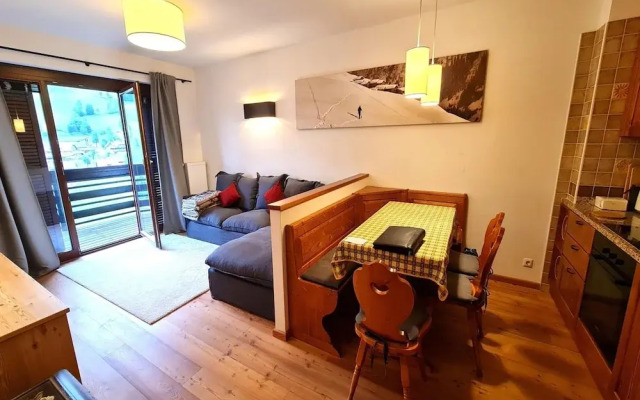 Apartment With Balcony and Mountain Views