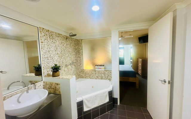 Palm Cove Pool Access Apartment