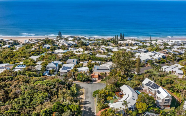 A Tropical Family Oasis in Sunshine Beach
