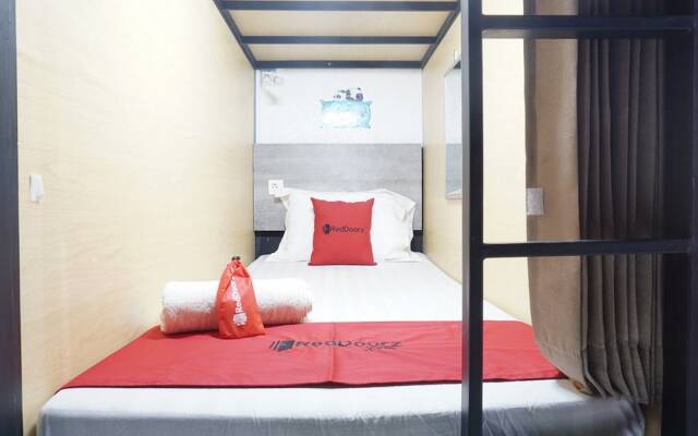 RedDoorz Hostel @ Borobudur Street