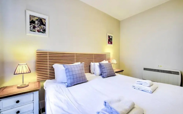JOIVY Perfect Location! Charming Rose St Apt for Couples