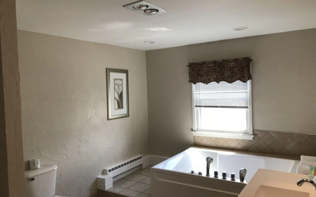 Pictured Rocks Inn & Suites