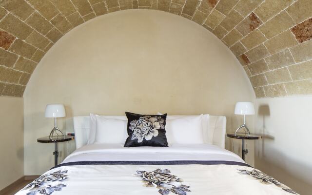 Moni Emvasis Luxury Suites