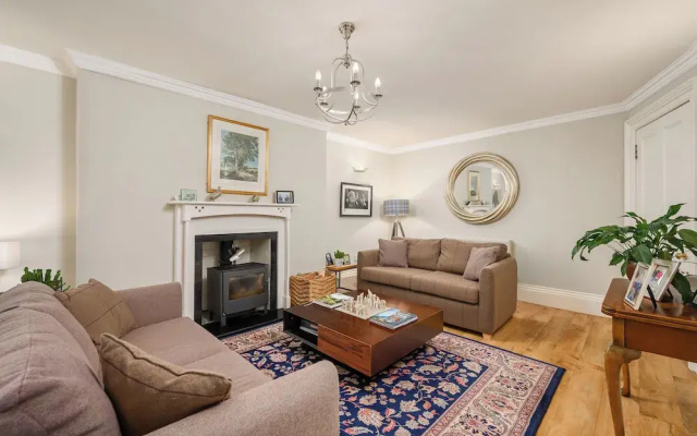 Elegant 3-Bedroom Flat in West End