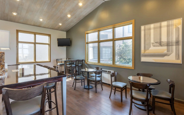 Best Western Plus Cottontree Inn