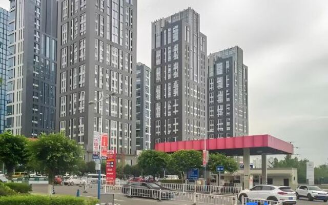 Mr. Roboh Hotel (Chongqing Qibo Center,Xianwai Garden)