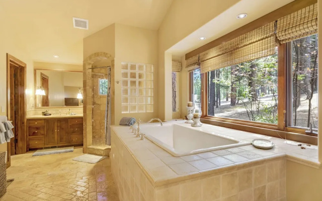 Star Haven Retreat 5 BDR Stunner!