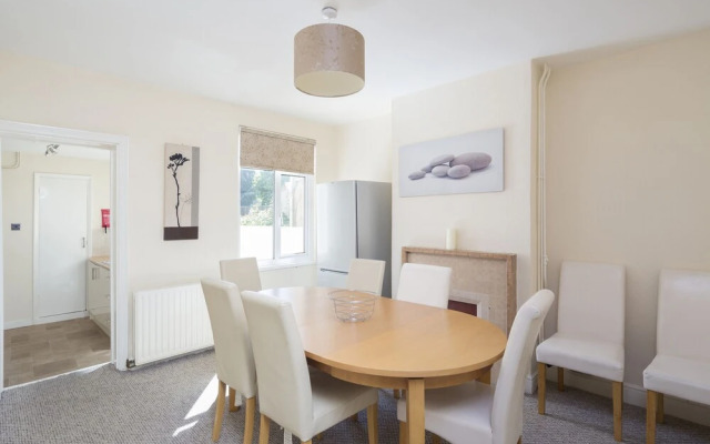 Stylish Modern with FREE Parking by Kasar Stays