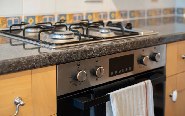 Large-2 Bed House-free Parking