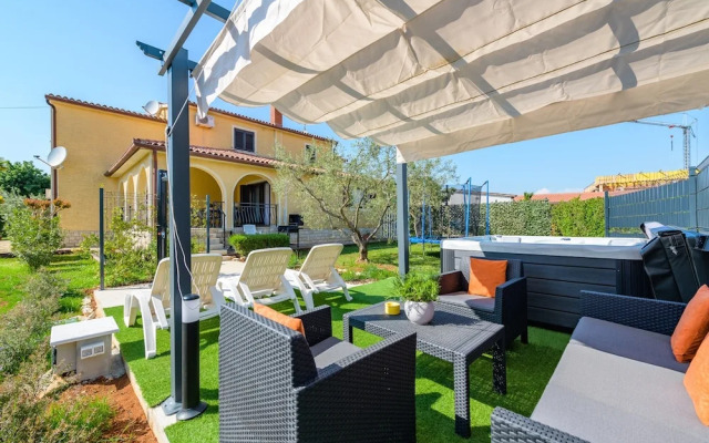 Spacious Apartment With Garden