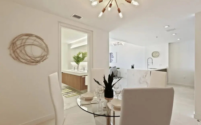 Top Fort Lauderdale Condo 7th Floor - Private and Sanitized, Hotel Amenities, Free Parking for Stays Over 27 Days, 400 ft From the Beach. Hosted by Super Host!