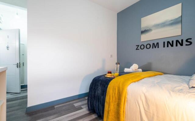 Comfy, modern studio with Netflix