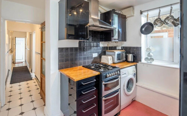 Charming 1 bed Flat Near Westfield