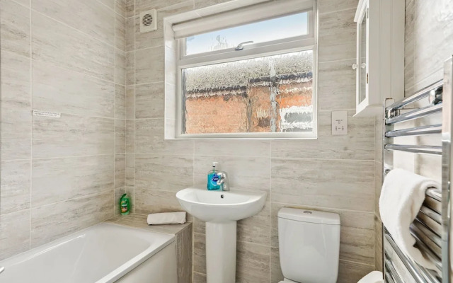 Modern 4BR Victorian Home Near Luton Airport