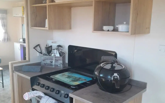 3 Bed-sleeps 6-pets-parking-5 Min to Beach