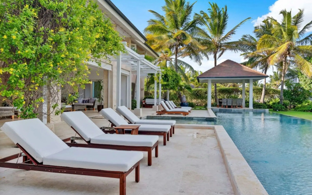Oceanfront Golf Course Estate w Pool Guest House