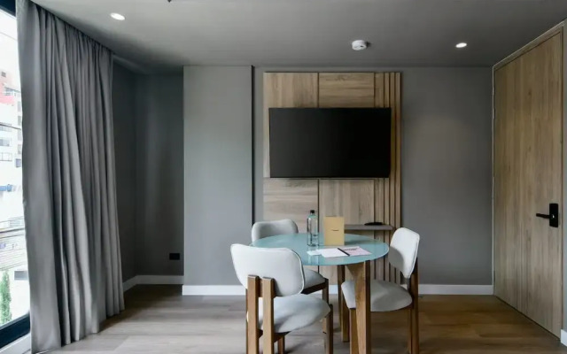 w Stunning 1BR w/ Radiant Deco in Unicentro